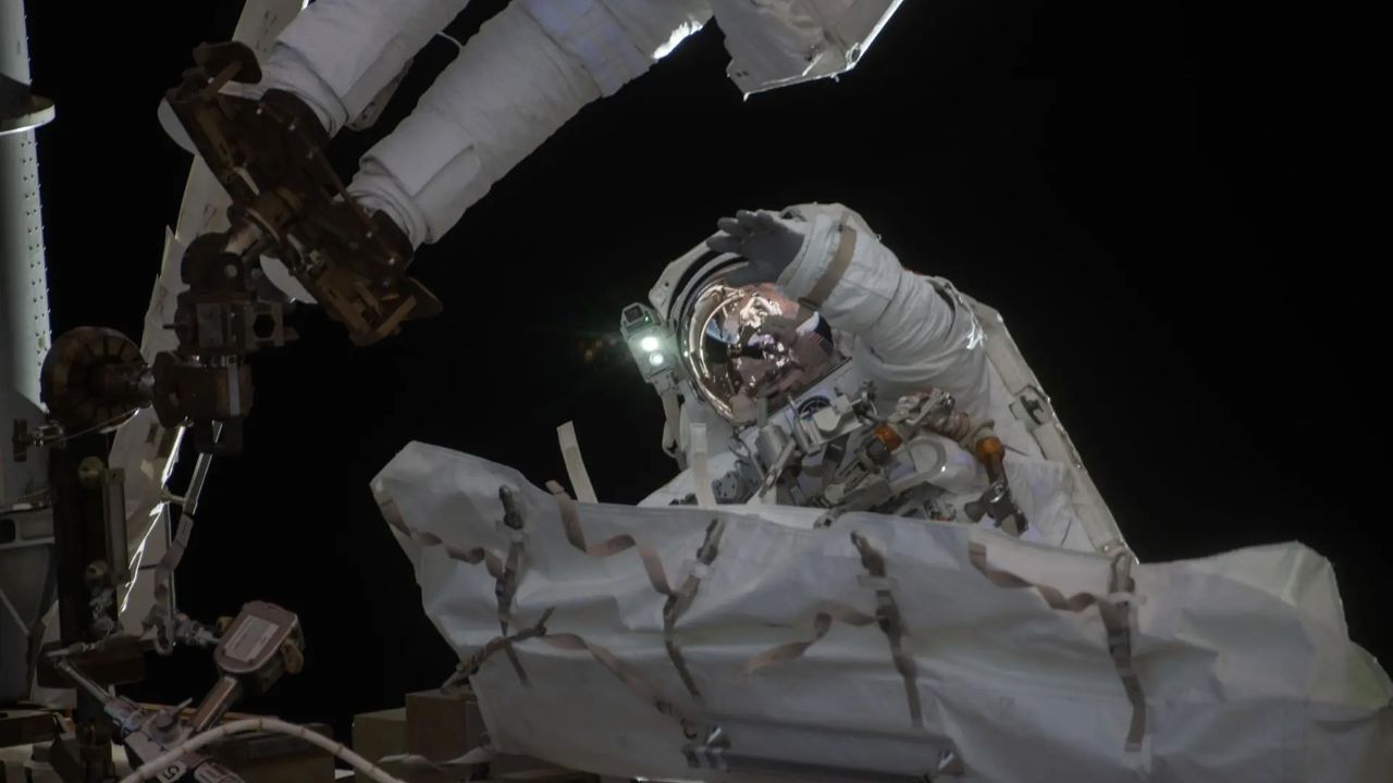 Космическая починка: два астронавта NASA восстанавливают гигантскую руку ISS!