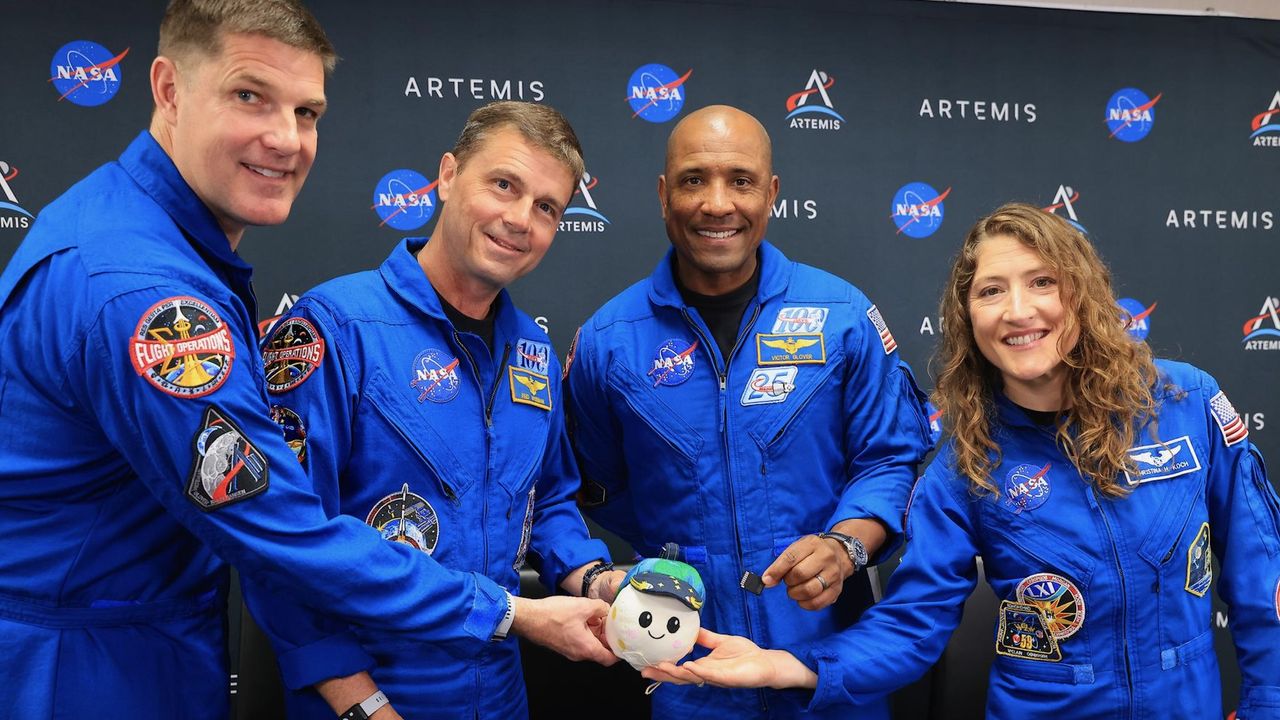  Watch President Trump give Artemis II moon astronauts the Congressional Space Medal of Honor today 