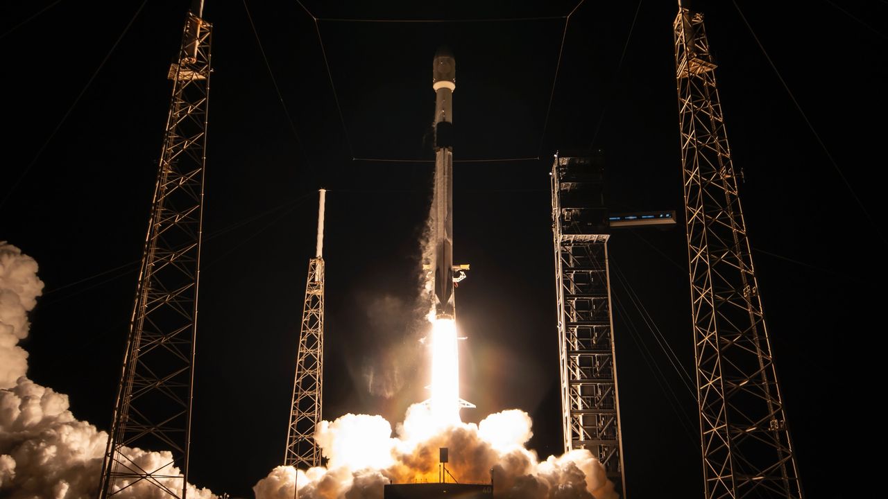 SpaceX отправляет в космос гигантский спутник SiriusXM!