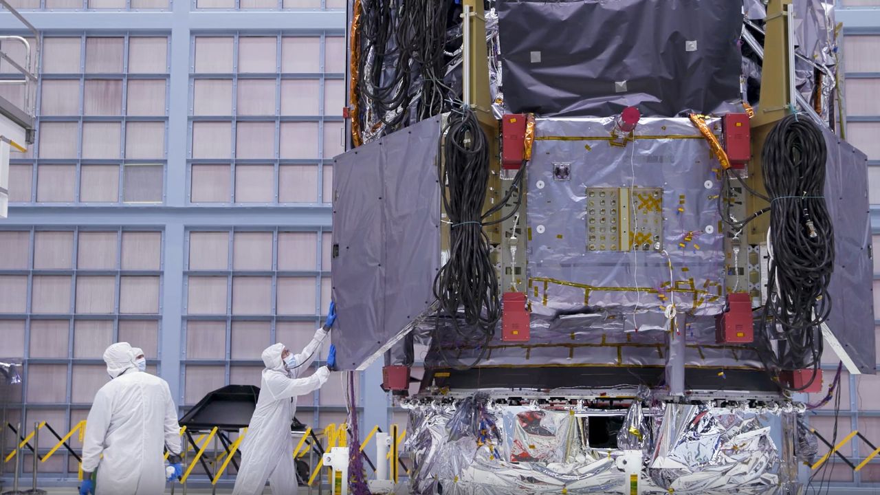 NASA заправляет новый космический телескоп для запуска в августе!