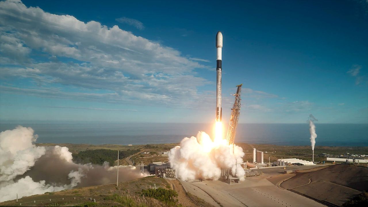 SpaceX снова в небе: Falcon 9 успешно запустил Starlink!