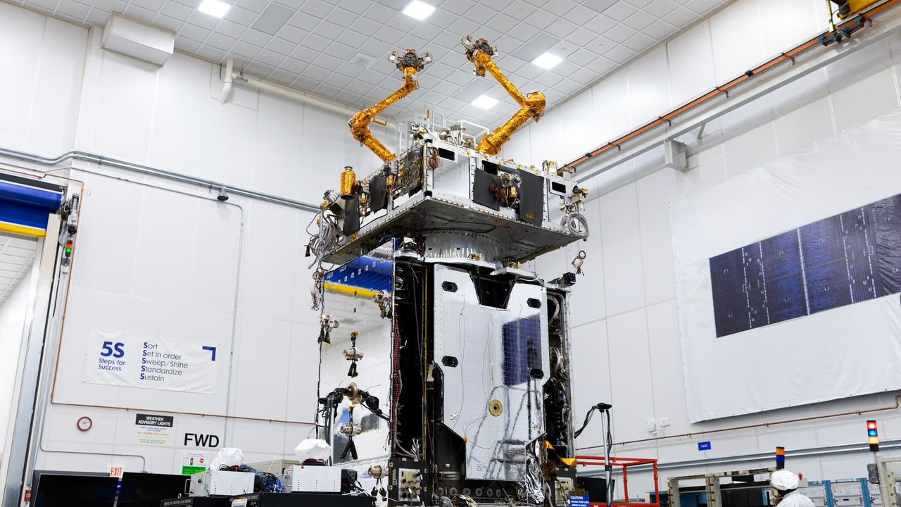 SpaceX отправляет в космос дрон для ремонта спутников!