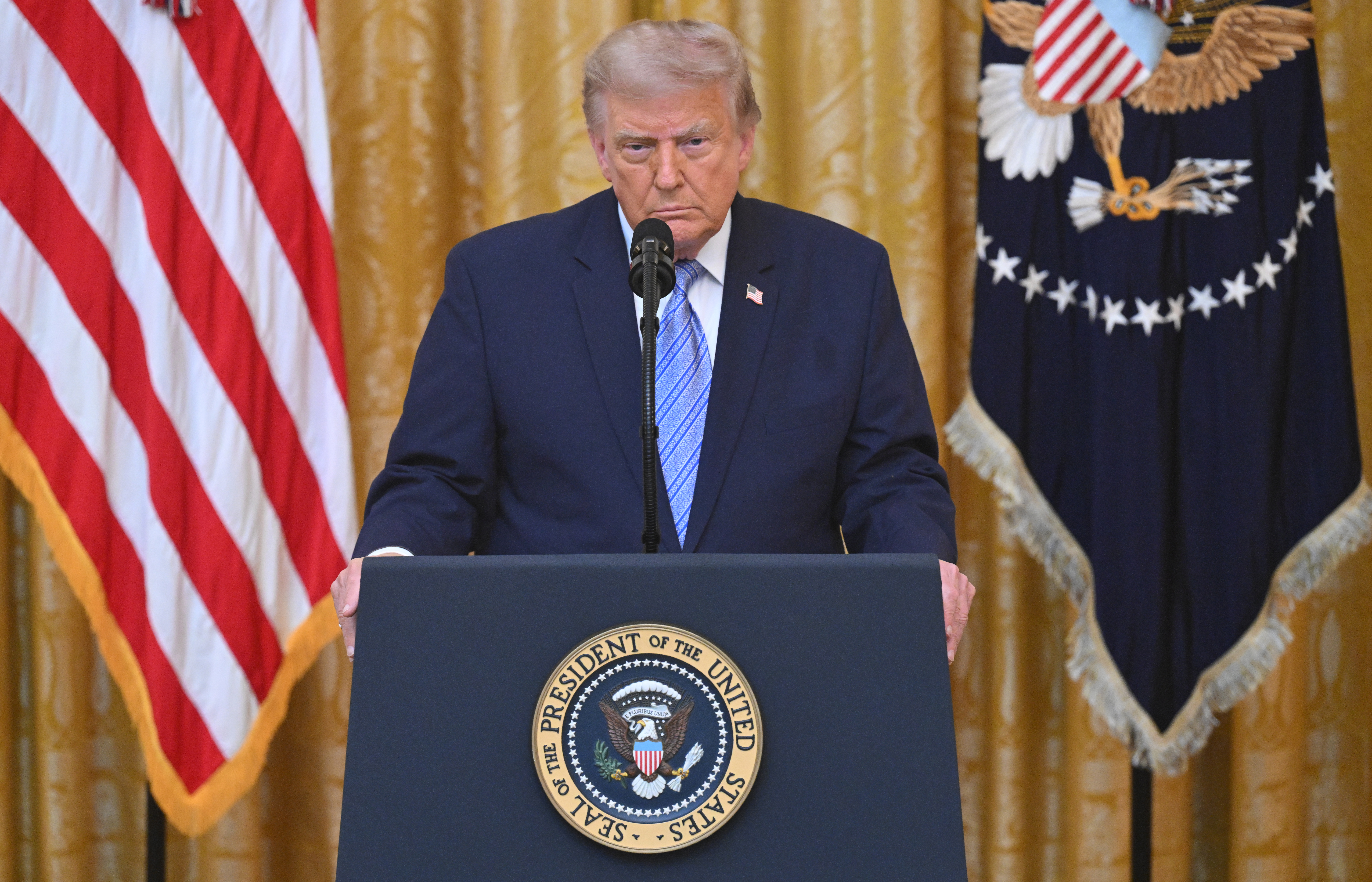 Трамп угрожает закрыть ABC и NBC за отказ показывать его речь!